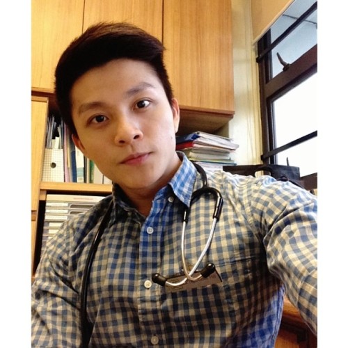 jackdsg:  hotsforsgboys:  xiaohaogaypic:  大馬天菜醫生，身材臉蛋一級棒！ 谁认识他呀？？ Anyone know him??   I believe his name tag says Leon huang Foo  It’s Dr Leow Hong Foo. Malaysia born, a model, Singapore trained doctor. He’s