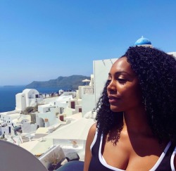 missinglinc:  eyeblogaboutnothin: Simone Missick being carefree and happy in Santorini, Greece Look at those other black women just loving it for her. I love this all. 