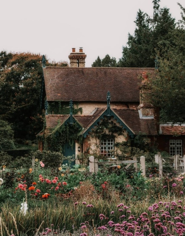 enchantedengland:    Polesden Lacey gardener’s cottage and garden. (@wander_linaa IG)