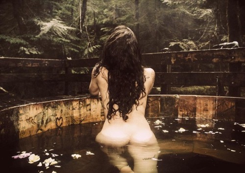 soakingspirit: fer.arzate Howling 🌒🍂..Photo by Billy Ray Fasching ....#photography #intothewoods #nature#woman #howling #wild #hotsprings#oregon #peace 