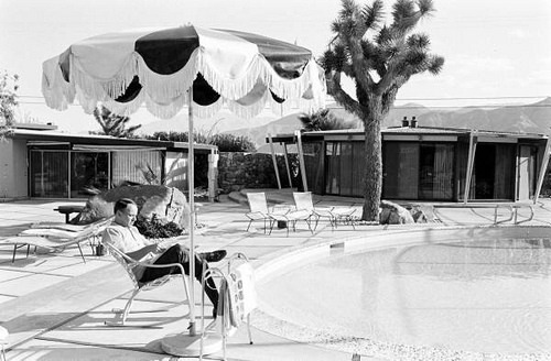 fuckyeahvintage-retro:  Frank Sinatra at home. Palm Springs, CA (1965) © John Dominis