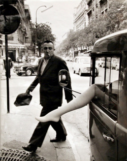 Robert Doisneau - La jambe, rue d'Alésia,