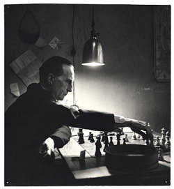 Experiments-In-Contemporary-Blog:  Duchamp Playing Chess