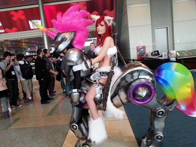 league-of-legends-sexy-girls:  Katarina Cosplay