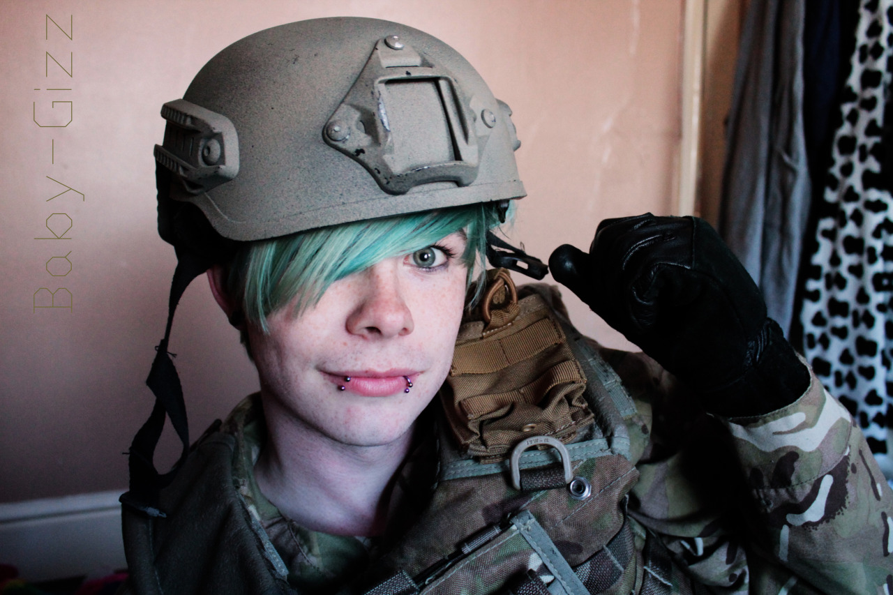baby-gizz:  alex wanted pics and i wanted to play army’s teehee so we compromised 