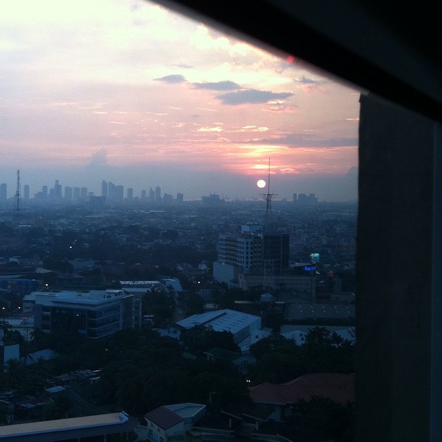 #PhilippineSunset.. so pretty and relaxing 🙏❤😊 #Mandaluyong is ❤ #RandR #ShawResidenza #myview #destress #relax #philippines #pinoy #filipino #chub #chubby #chubchaser #bearchaser #gay #gaypinoy #gayfilipino #instagay