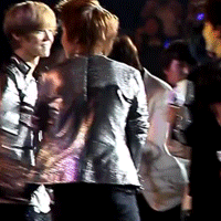 telekineticfrost:  Xiumin and Luhan holding hands ♥ 