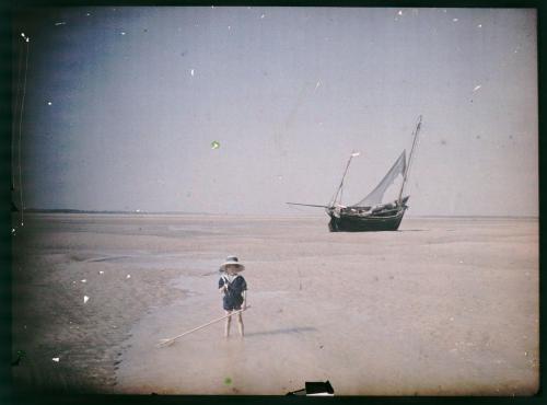 Jeune enfant en costume marin sur laplage de la baie de Saint-Valéry-sur-Somme = Young child in sail