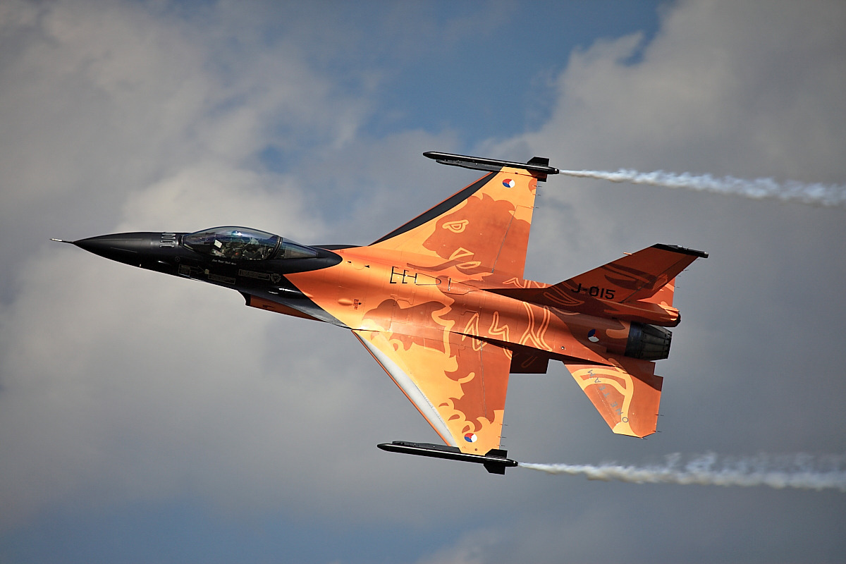 wingsofwar:  Euro F-16s…Image #3: A Dutch Koninklijke Luchtmacht F-16 Fighting