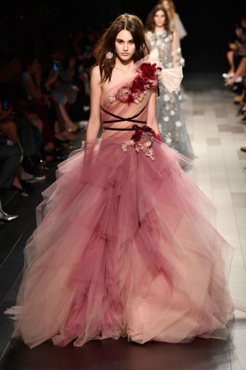 princesse-pastel-rose: tomandlorenzo.com/2017/09/marchesa-spring-2018-collection-nyfw-fashion