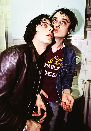 captainabsurd:  Carl Barât and Peter Doherty, Peterborough, 14 June 2002 