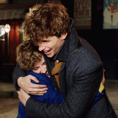 Hufflepuff hugs are my favorite! Tag a Hufflepuff in the comments that you wanna hug #fantasticbeast