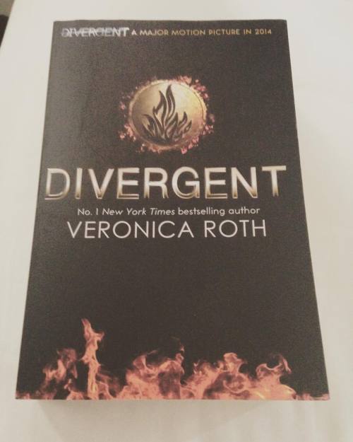 Reading #divergent #letsread #reading #readingtime #lovereadingbooks