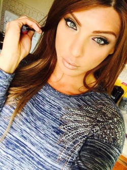 jaynelovesdick:  ashley-in-my-mind:  If I could look like her I would transition FOR SURE  that is the wrong atTITude sweetie, you can’t look like her, maybe you are older, or will cum up with some other excuse.  The point is you can be more sexyYou