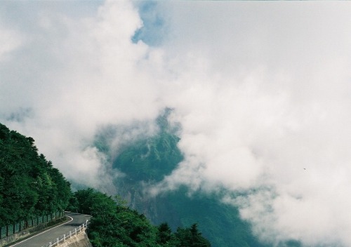 雲仙温泉街からさらに山を登り、 標高約1100メートルまで来ると、仁田峠と 標高約1300メートルのところにある妙見岳を結ぶ 雲仙ロープウェイがあります そのロープウェイより少し前にあるのがここ、仁田
