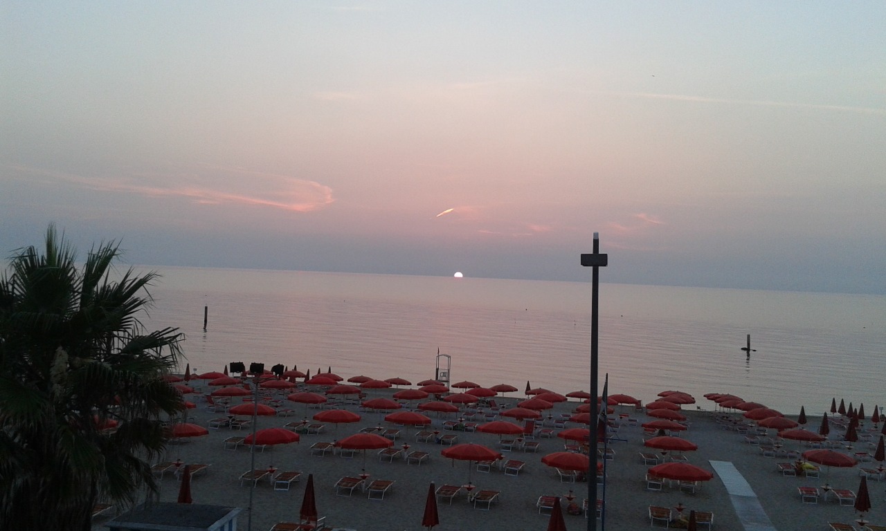 stelle-di-una-galassia-perduta:  Alba to Porto Recanati, Marche (foto mie)