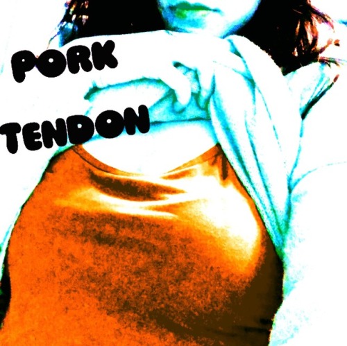 porktendon: 垂奶只給肯3p的人吸，姐喜歡讓你的另一半，老婆、女友覺得既嫉妒又興奮。我會一邊搖一邊問你喜歡幹我還是幹你老婆，喜歡幹我嗎⋯⋯喜歡幹我還是幹你女友，說啊⋯⋯快說，我要你射在我裡面