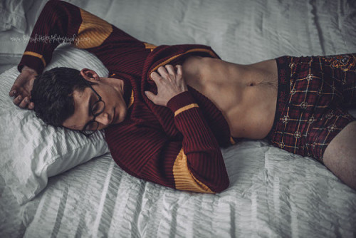 throughyellowlights:  malfoyishness:  hp boudoir shoot the shoot was a collaboration between oklahoma city photographer sarah hester and model zachary howell.  Damn Harry! 