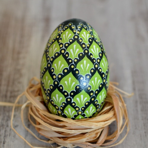 lamus-dworski:Various pisanki (Polish decorated Easter eggs). The artist goes by a nickname Femi on 