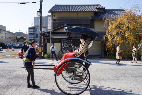 A rickshaw ride. / 行きまひょ。