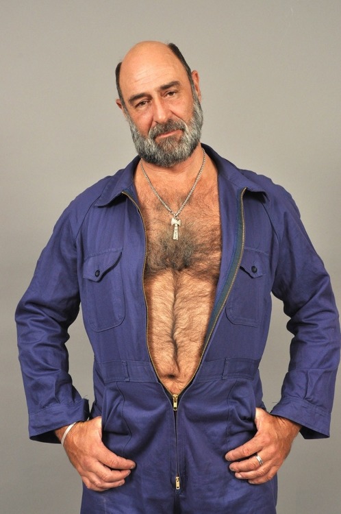 sexy-gay-men-over-60:  Ohhhhh he’s gorgeous