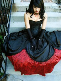 bloodredsacrifice:  victorian-goth:  Victorian goth http://victorian-goth.tumblr.com/  One of the most beautiful dresses I’ve seen in a long time…wow… 