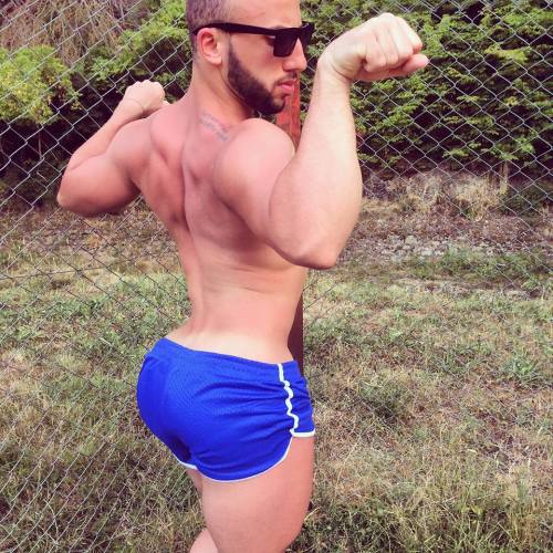 amantedenalgones:  Ando con antojo de unas buenas nalgas.