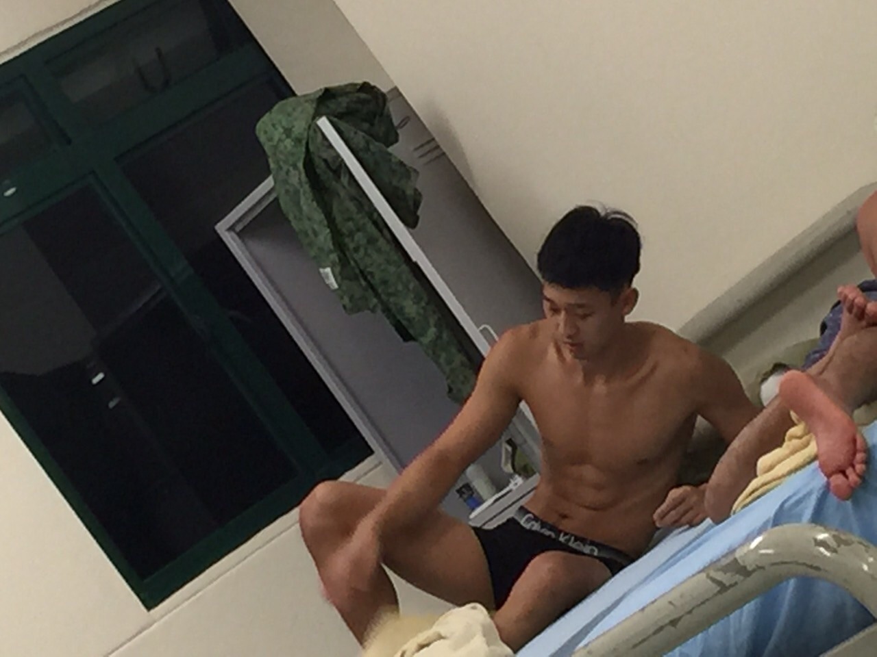 camfitfun:  j-aime-asian-men:  Mmmmmm  That is mean! Secretly taking pictures of