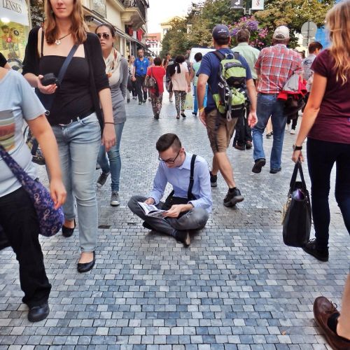 boredpanda:    I’m Showing People They Can Read Books Anywhere And Anytime  