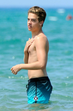 shirtlessmalecelebs:  Dylan Sprouse