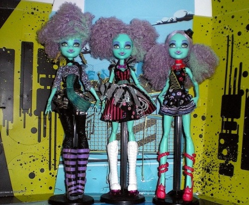 “Freak du Chic” Honey(s) Swamp.Left, new outfit & hairstyle. In the middle, basic. R