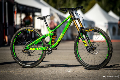 aces5050:(via 29 Custom Painted DH Bikes from the Mont-Sainte-Anne World Champs 2019 - Pinkbike)
