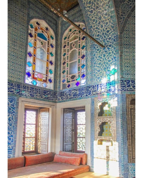 #topkapipalace #room #oriental #style #interior #colourful #beautifulplaces #travelphotography #cano