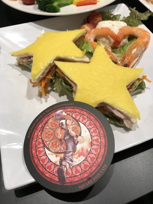 aitaikimochi: The Square Enix Cafe in Akihabara is having a limited time Kingdom Hearts cafe that will go from now until November 10th, 2017, and the decoration and food are AMAZING! All goods at the cafe are also super pretty, following the stain glass