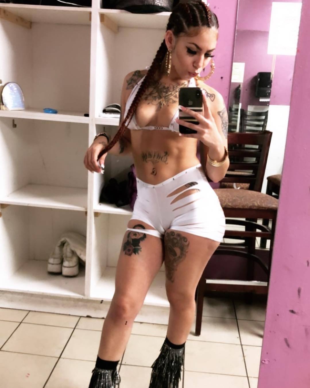 stripper-locker-room:  https://www.instagram.com/a1molly_/