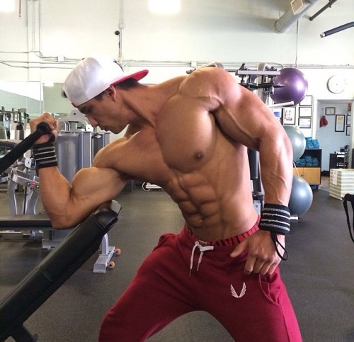 builddudebuild:  Migs Mendoza He’s in a bulk with probably better abs than when he’s cutting.. 
