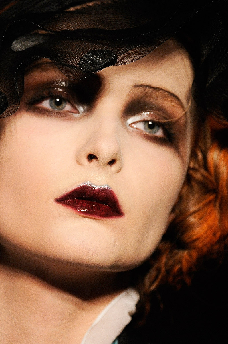 commedesrei:  Snejana Onopka at John Galliano 