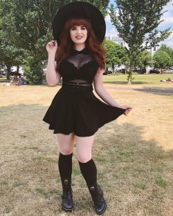 miss-deadly-red:All of the witchy goth vibes! Wearing @collectifclothing dress @playfulpromises bra @newrock boots and the sunhat is from @nextofficial  lipstick from @lunatickcosmeticlabs ❤️ #pale #goth #smile #curvy #curvygirl #mattelips #falselashes