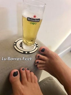 ourlubarrosfeet:  Feet and beer!!! 👣🍻😍