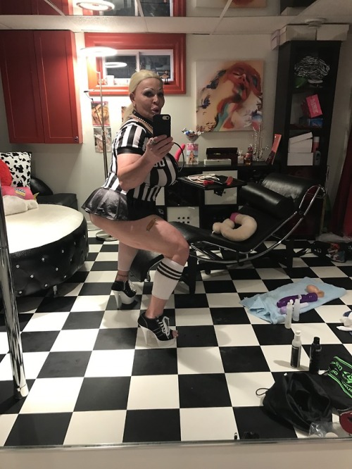 cumdumptammie: Love hosting Super Bowl Parties, its my purpose to service and be the ultimate cock s