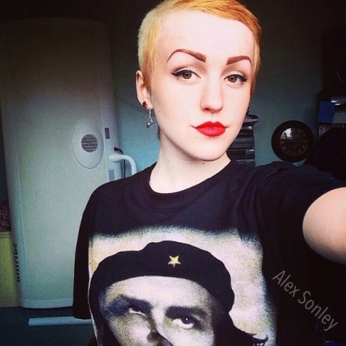 middlesbroughskingirl:  Not sure about my new hair…🔥