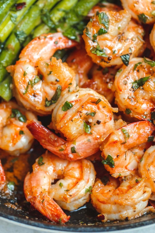 daily-deliciousness:  Lemon garlic butter shrimp with asparagus