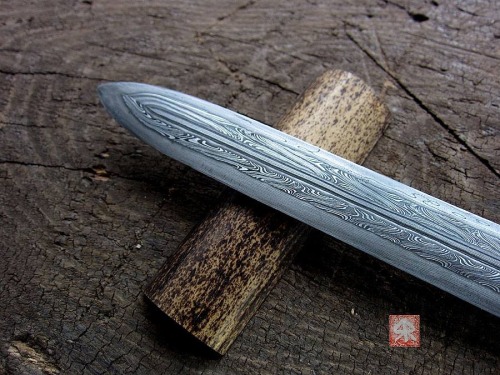 fyeahswords: Migration Era Ring-Sword by Big Rock Forge 33 inches OAL 28 inch blade 2 pounds 4 oz POB 7” from the guard 5 bar composite blade: 15n20, 1084, wrought iron, W1, 1095 edge Iron, black oak (diver salvaged), moose, Seycham meteorite 