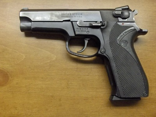 gun-gallery:Smith & Wesson 5904 - 9x19mmTHAT IRON