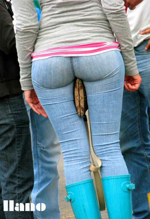 nalgonaseverywhere:  Esperando al Tri.  I miss seeing girls in these type of jeans :( lol