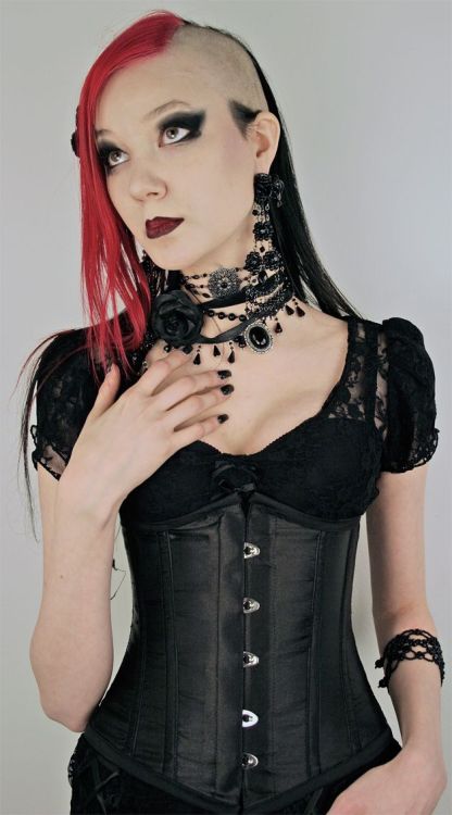 victorian-goth:  Victorian goth  http://victorian-goth.tumblr.com/