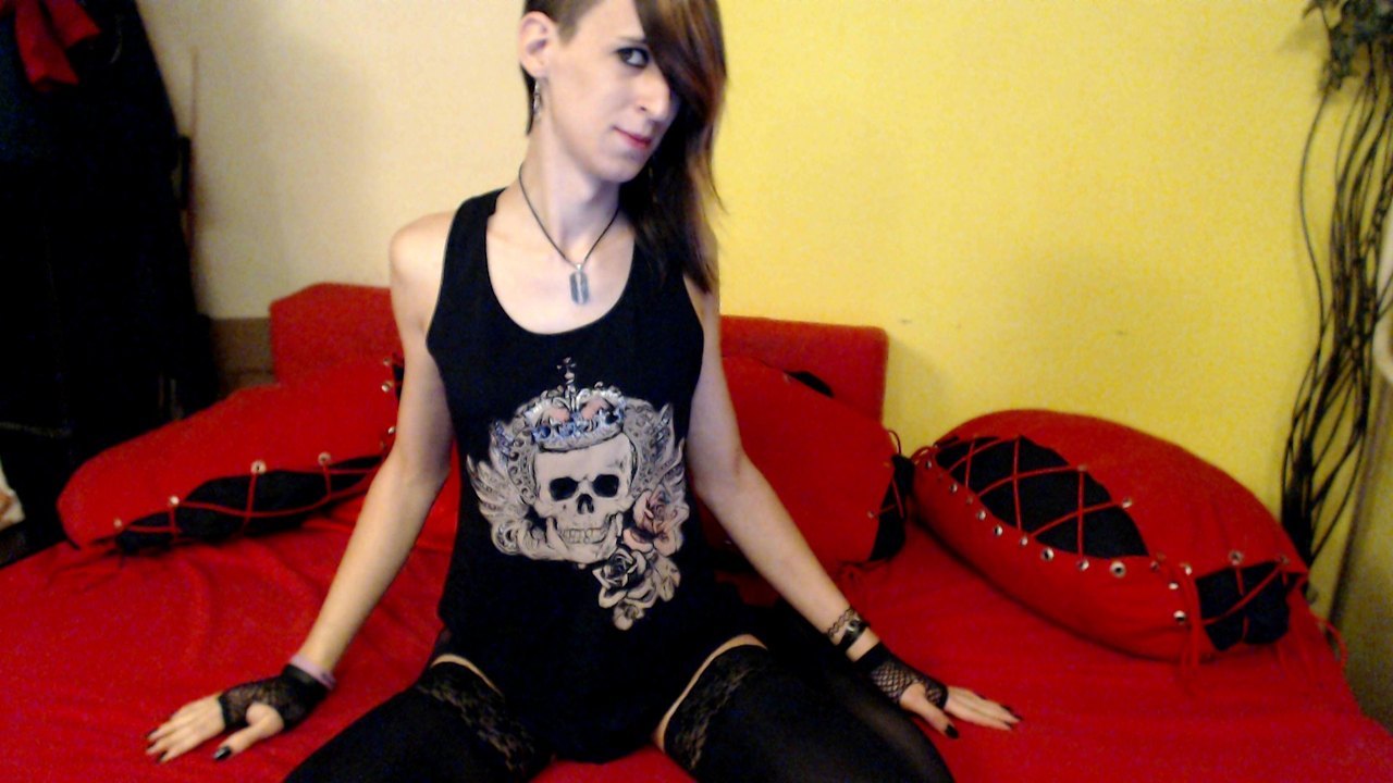  Online right now on #chaturbate chaturbate.com/femmiecristine/   @ChaturbateShare
