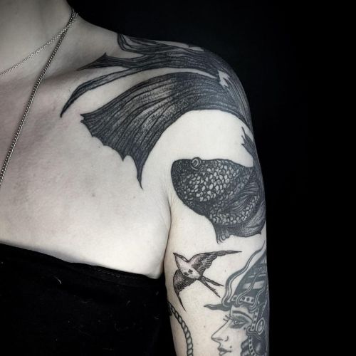 We finished the #betafishtattoo on her shoulder and added a bird and a flower as #fillers. Tellement