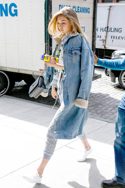 hadidnews:March 31: Gigi Hadid arriving at her apartment in New York City.