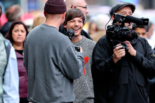 lthqs:Louis seeing his billboard in Times Square (NYC, 25/10)